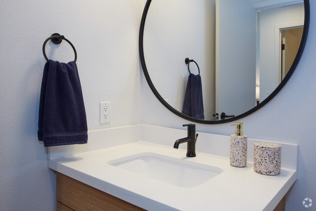 1BR, 1.5BA - 996 SF - Oasis Anaheim