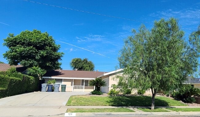 Building Photo - Single Family Home - 4 Bedrooms + 2 Baths....