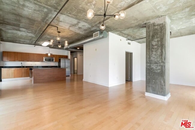 Building Photo - 645 W 9th St Unit 500