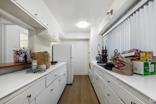 2BD, 2BA - 1,477SF - Kitchen - 8412 Franklin Ave