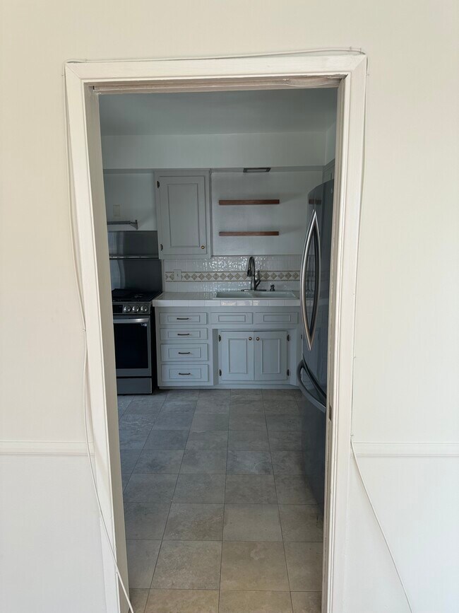 Photo - 8218 De Longpre Ave