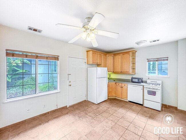 Photo - SD: Comfortable Junior 1BD/1BA Unit in Hillcrest with On-Site Laundry & Shared Courtyard Unit 4323 1/2 Cleveland Ave