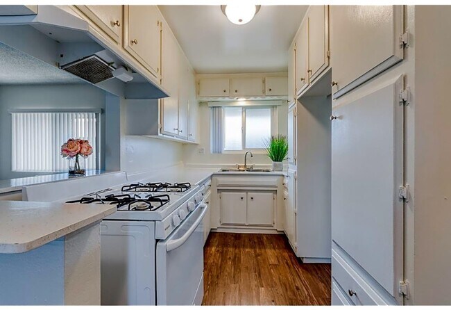 Photo - Somerset plaza