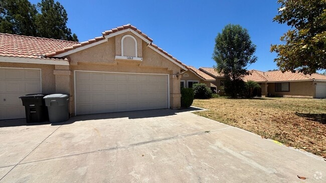 Building Photo - Three Bedroom, Two Bathroom Home in San Ja...