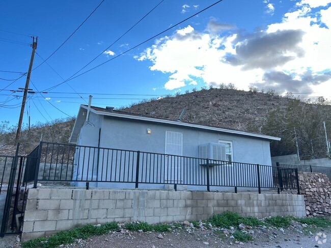 Building Photo - 216 Hutchison St Unit 216 1/2 Rental