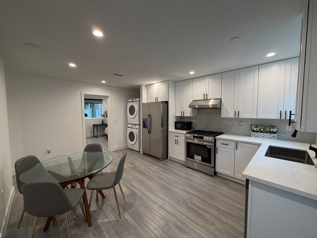 Building Photo - 3020 Normandie Ave Unit C1-2