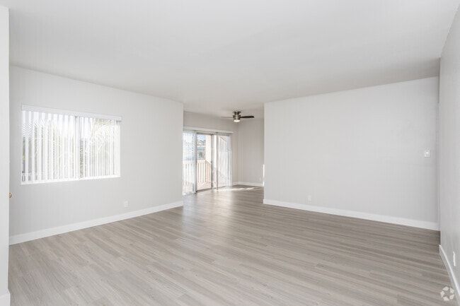 2BR, 2BA - 1068 SF - La Linda Apartments