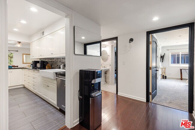 Photo - 6708 Hillpark Dr Unit 302