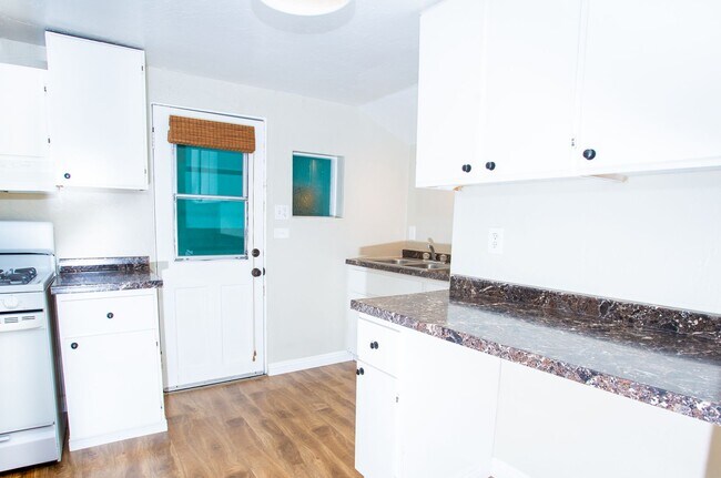 Photo - 915 E Balboa Blvd Unit Studio A