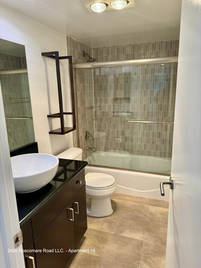Full Bathroom - The Roscomare Apartments