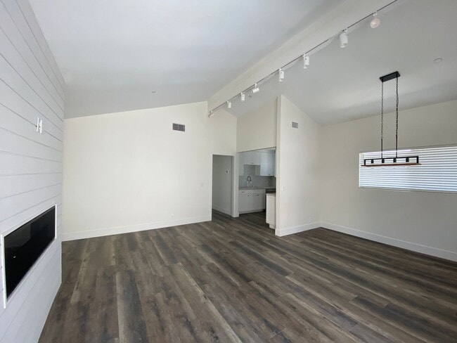 Building Photo - CDM Property Unit 420 1/2