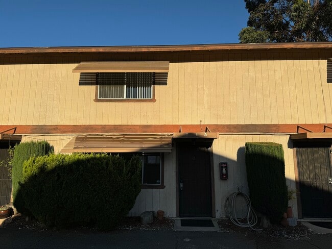 Building Photo - 1039 W Lincoln Ave