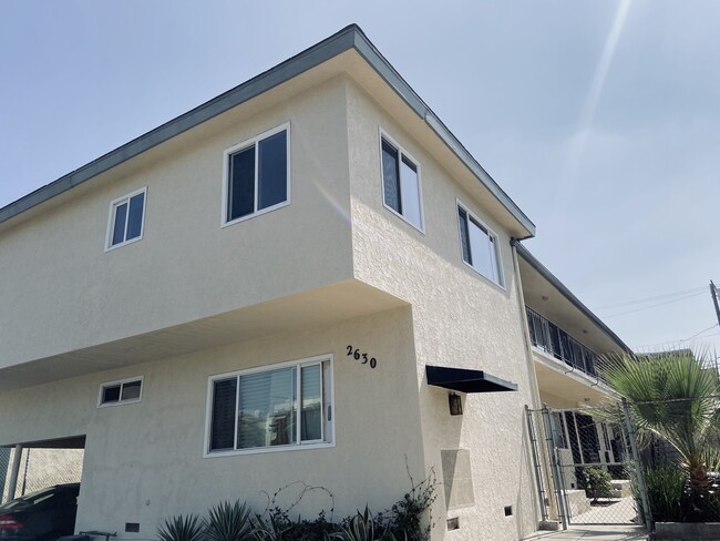 Upstairs Unit - Good Lighting - 2630 S Hobart Blvd Unit #7