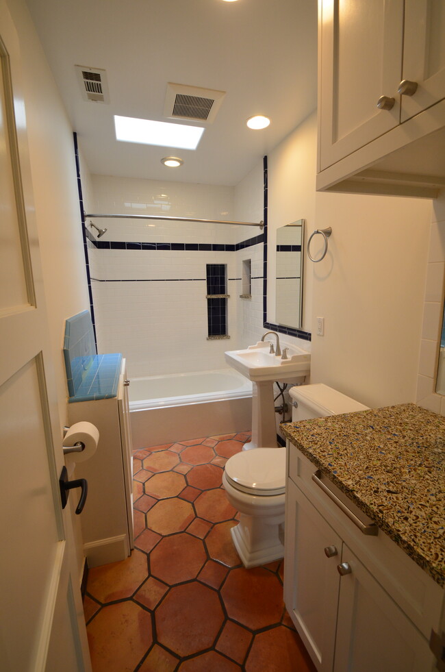 Photo - 7033 Draper Ave