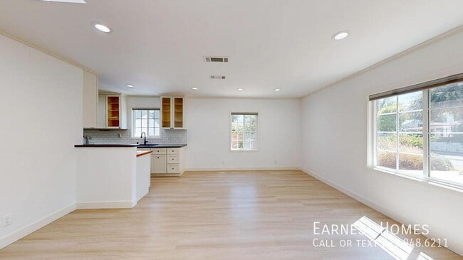Building Photo - 5844 Vesper Ave