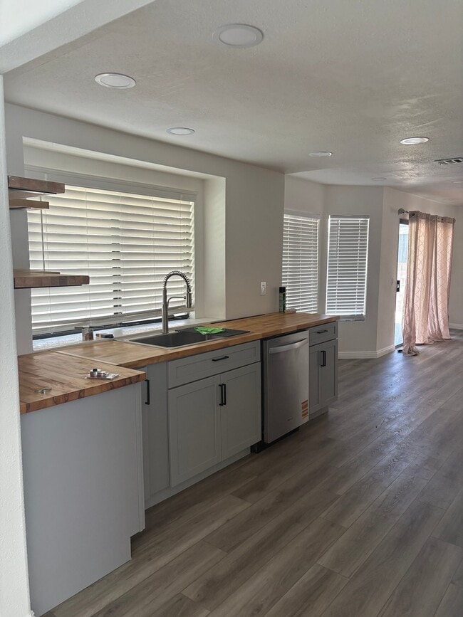 Photo - 44348 27th St W