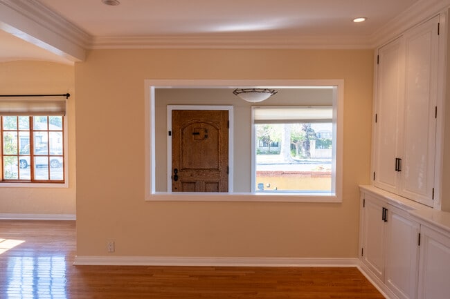 Living room - 844 N Laurel Ave