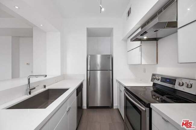 Building Photo - 7250 Franklin Ave Unit 511