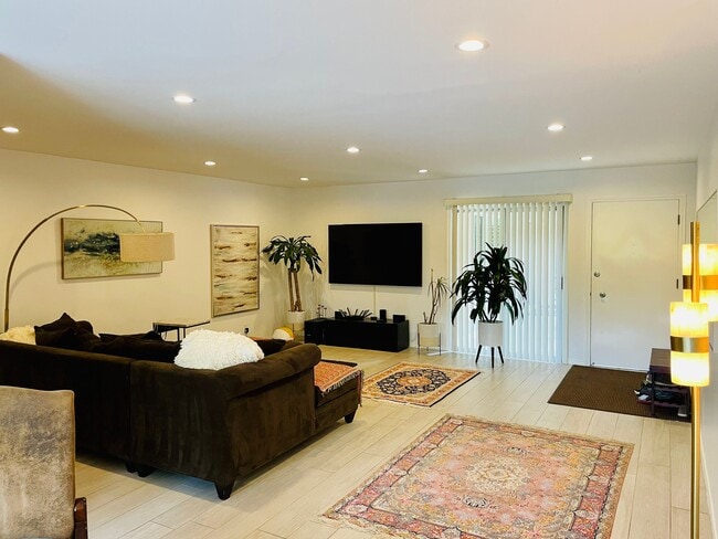 Photo - 2002 4th St Unit 000