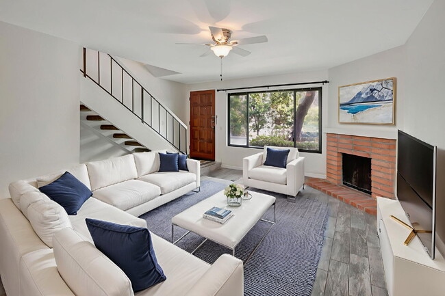 Building Photo - Stunning Bay Ho Townhome with Resort-Style... Unit G