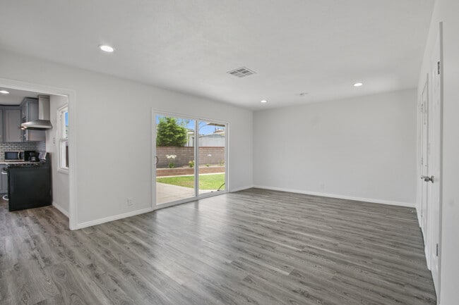Photo - 785 N Victoria Dr