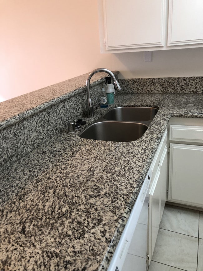kitchen sink - 6139 Fountain Ave Unit 106