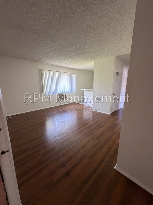 Building Photo - 6920 Simpson Ave Unit 6