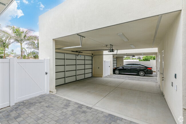 Open air gara - Division & Highland Rowhomes