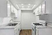 2BR, 2BA - 975SF - Kitchen - Casa Blanca Apartments