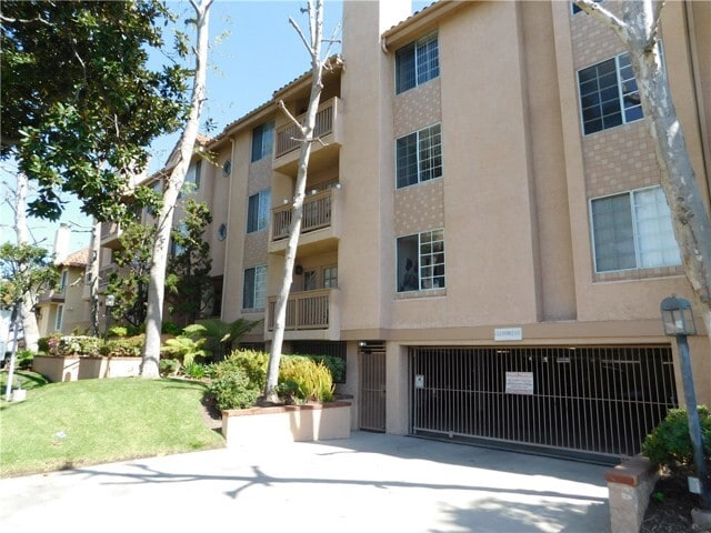 Building Photo - 1616 S Barrington Ave Unit 204