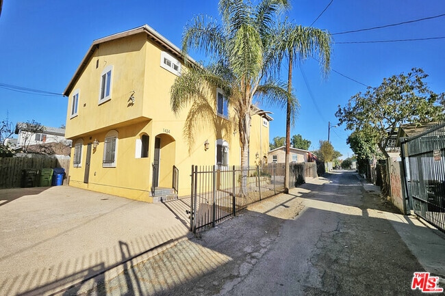 Building Photo - 1434 Ricardo St Rental