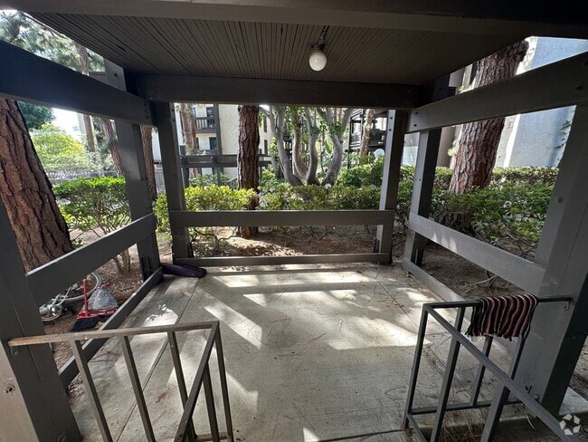 Building Photo - 2 Bed, 2 Bath Condo in Cross Creek Village...