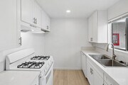 1BR, 1BA - 900SF - Kitchen - Warner Manor Apartments