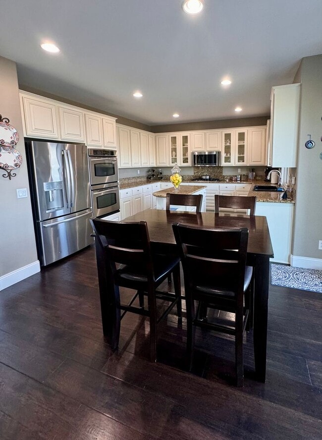 Photo - 935 Bridgeport Ct