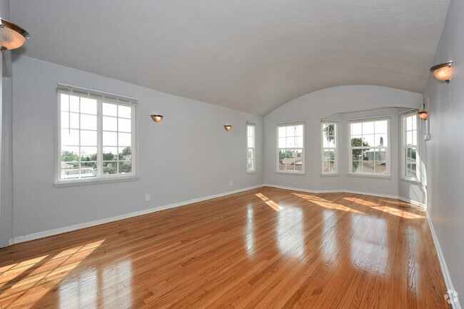 Building Photo - 1252 N Mariposa Ave Rental