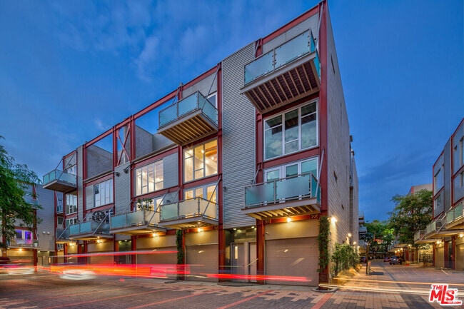 Building Photo - 3450 Cahuenga Blvd Unit 402 Rental