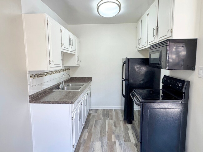 2 BR, 2 BA - Kitchen - 4th St Apartments