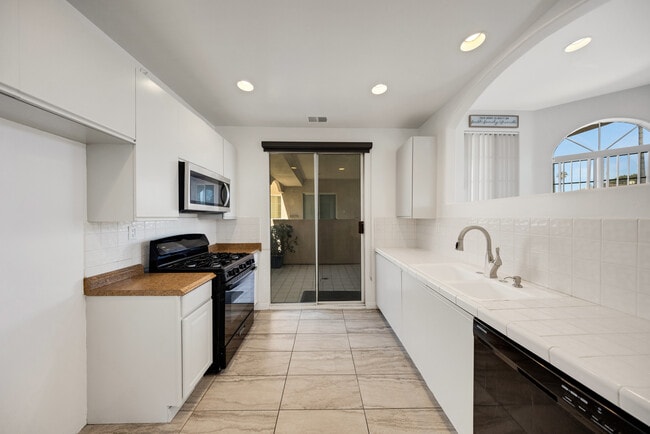 Photo - 408 W Queen St