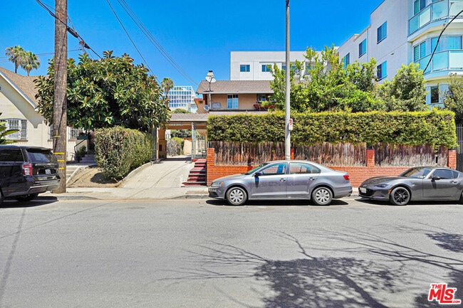 Building Photo - 7139 Hawthorn Ave Unit 3