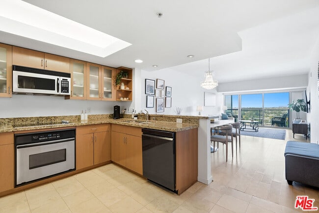 Building Photo - 13700 Marina Pointe Dr Unit 910
