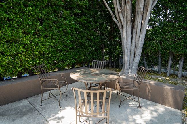 Private patio - 638 N Gardner St
