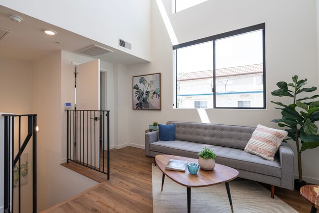 Photo - 527 S Wilton Pl