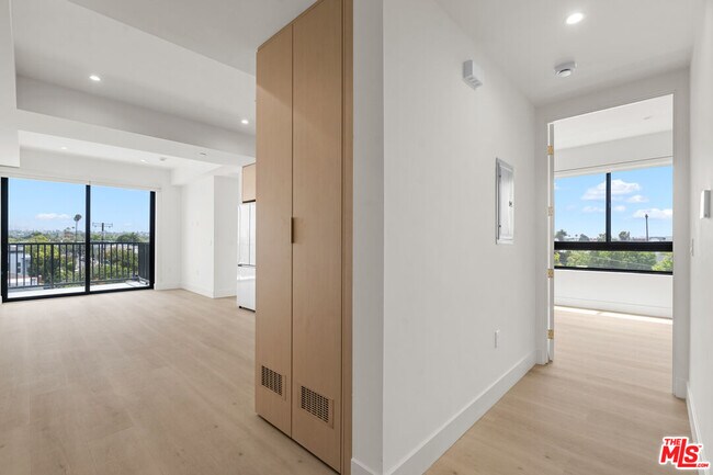 Building Photo - 1808 Lincoln Blvd Unit 413