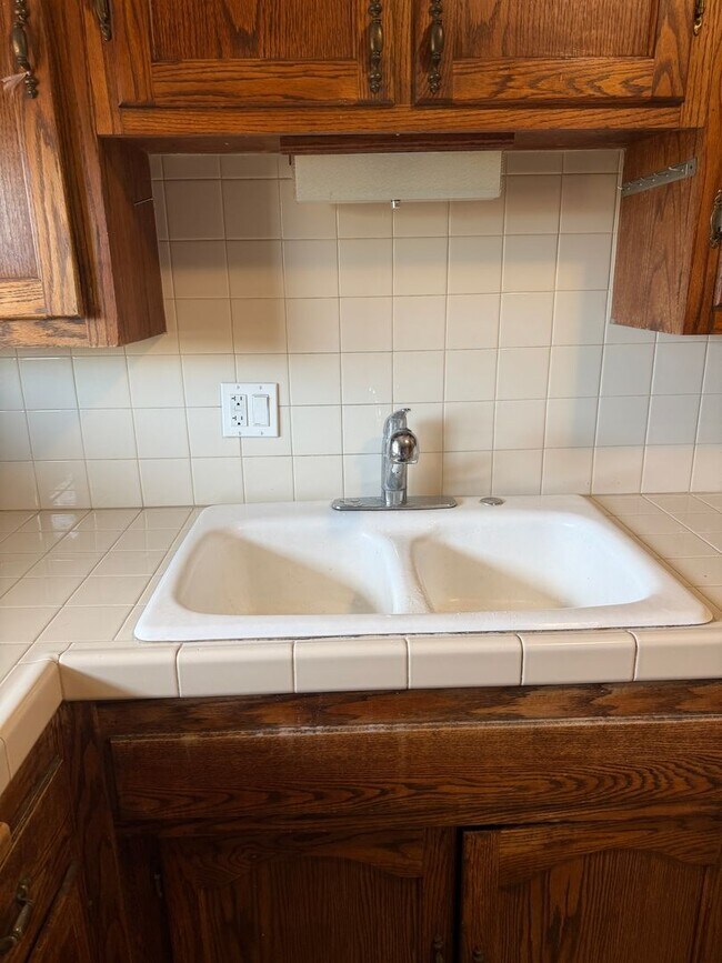 Photo - Charming 3 Bed / 1 Bath single story duplex located in a desirable neighborhood