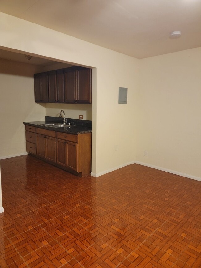 Photo - 206 W Cedar Ave