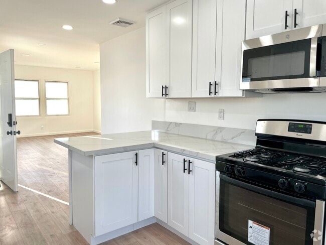 Building Photo - 10402 S Van Ness Ave Rental