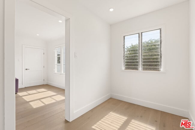 Photo - 8210 Clinton St