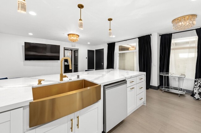 Building Photo - Stunning & fully upgraded 1BR/1BA residence in the heart of Little Italy