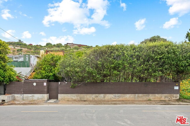 Photo - 25143 Malibu Rd