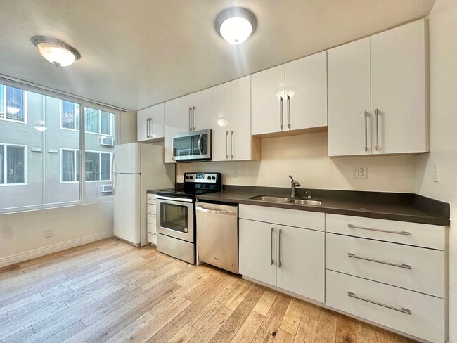 Building Photo - 756 S Carondelet St Unit 206